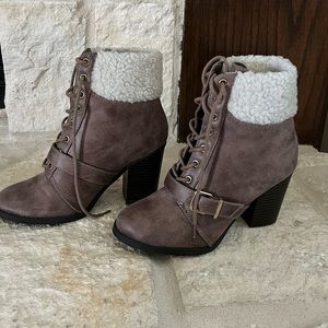 Express Womens brown lace up block heel ankle boots with faux fur Size 6